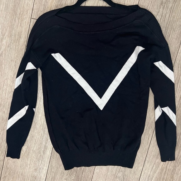 Women's Medium thick Black White Crew Neck Sweater with Bold Geometric Design - Picture 4 of 6